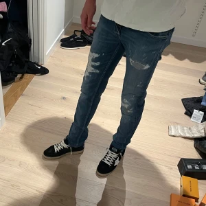 Replay Jeans - Blåa Replay jeans med slitningar Slim/stragiht fit. Jag är 187 och väger ca 65kg. 