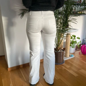 Vita bootcut jeans - Snygga vita bootcut jeans med låg midja. Vintage från Lindex strl 34 midjemått 34 cm grenmått 21 cm innerbenslängd 78 cm