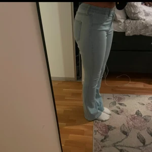 Ljusblå lågmidjade bootcut jeans - Ljusblå lågmidjade bootcut jeans i bra skick, hör av dig om du har frågor ❤️