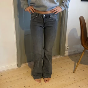Så snygga flare jeans  - Jeans flare modell! Bra skick men defekter längst ned!