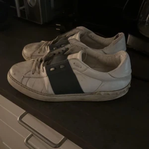 Valentino open  - Säljer ett par mörkblåa Valentino open dom är rätt så mycket använda men dom funkar att ha på sig! Inget og följer inte med!  Hör av dig om du har några frågor eller funderingar! Pris kan diskuteras vid snabb affär!