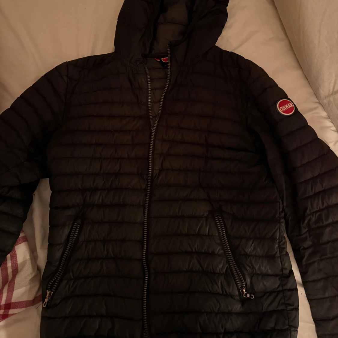 Svart pufferjacka från Colmar