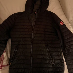 Svart pufferjacka från Colmar - Säljer en svart vår jacka från colmar. Den har inga defekter!💕