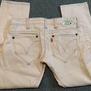 Levis jeans - Ett par jätte fina ljus rosa Levis jeans! Dom är lågmidjade och lite liten i storleken!😊