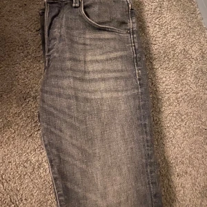 Jack & Jones jeans - Väldigt snygga jeans i storlek 28/32. Skulle säga att de passar 175-185