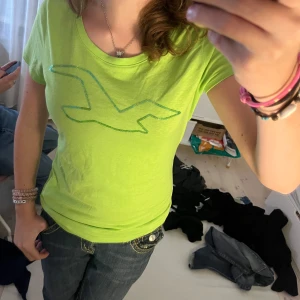 Grön t-shirt  - Jättesnygg grön tröja med paljetter på. Säljer för att den inte kommer till användning! 