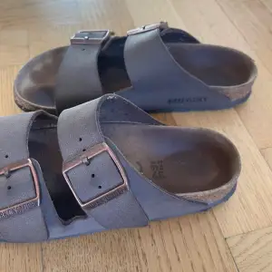 Birkenstocks i fint skick. Nypris, säljer för 600kr.  Använda många få gånger.