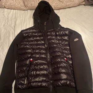 Moncler jacka  - Moncler jackan är ett bra skick 