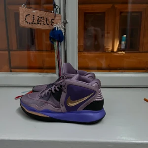 Kyire 4  - Säljer mina kyire 4 basketskor kommer inte ihåg modellen knappt använda dock! Ny pris 1900 mitt pris 499!