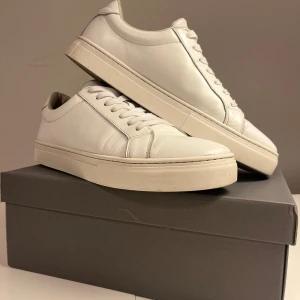 Vagabond Skor - Säljer nu mina Vagabond Paul 2.0 Sneakers då de inte används längre. De har använts flitigt och är lite creasade men annars är dem i bra skick! Äkta såklart och låda tillkommer som man kan se på bilerna. Nypris runt 1400kr mitt pris 399kr! 