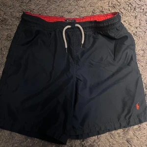 Ralph Lauren Badbyxor - Marinblå Ralph Lauren byxor i strl XL (18-20år), passar även S. Skick 9/10, alltid användna med något under.