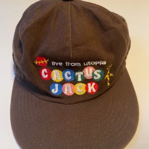 Cactus Jack Live from utopia Travis scott keps - Cactus Jack Live from utopia Travis scott keps som är riktig enl sneakerhyllan. Inga problem och märken på kepsen. Pris kan diskuteras kom med bud. Står ej för postens slarv och köparen står för frakt. Kan ev hämtas på Södermalm