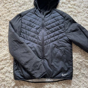 Nike jacka - Den är i bra skick, lämpar sig för inte speciellt kall väderlek, förhandlingsbar