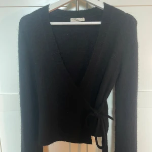 Populär Gina Tricot kofta - säljer min superfina och populära svarta stickade kofta från Gina Tricot i storlek S som är slutsåld överallt, den är i jättebra skick. osäker på vad jag ska sälja för så lägg egna förslag !! 💝🎀💞 