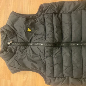 Lyle & scott väst - Superfin lyle & scott väst från kids brand store nästan helt oanvänd därav mycket fint skick  Storlek 10/11 år men skulle även passa xxs/xs💗