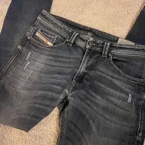 Mörkblå jeans - Säljer dom här jeansen som jag köpte på Sellpy men som inte passade. Dom är raka i benen och typ low waist/ midwaist. Köpte dom för 375 kr💕storleken är w29 L 32