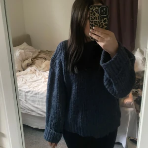 Stickad tröja  - Bra skick, säljer den för jag använder den knappt. Det är en barnstorlek 160 men passar som S☺️