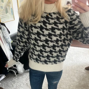 Mönstrad stickad tröja  - Jätte snygg stickad, inte nopprig alls och ser ny ut !