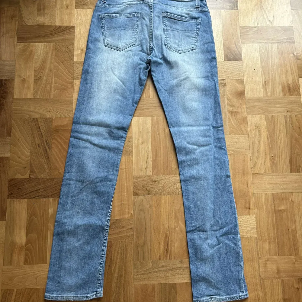 Säljer dessa riktigt snygga jeans från tiger of Sweden! Märke: tiger of Sweden Storlek: 30. Jeans & Byxor.