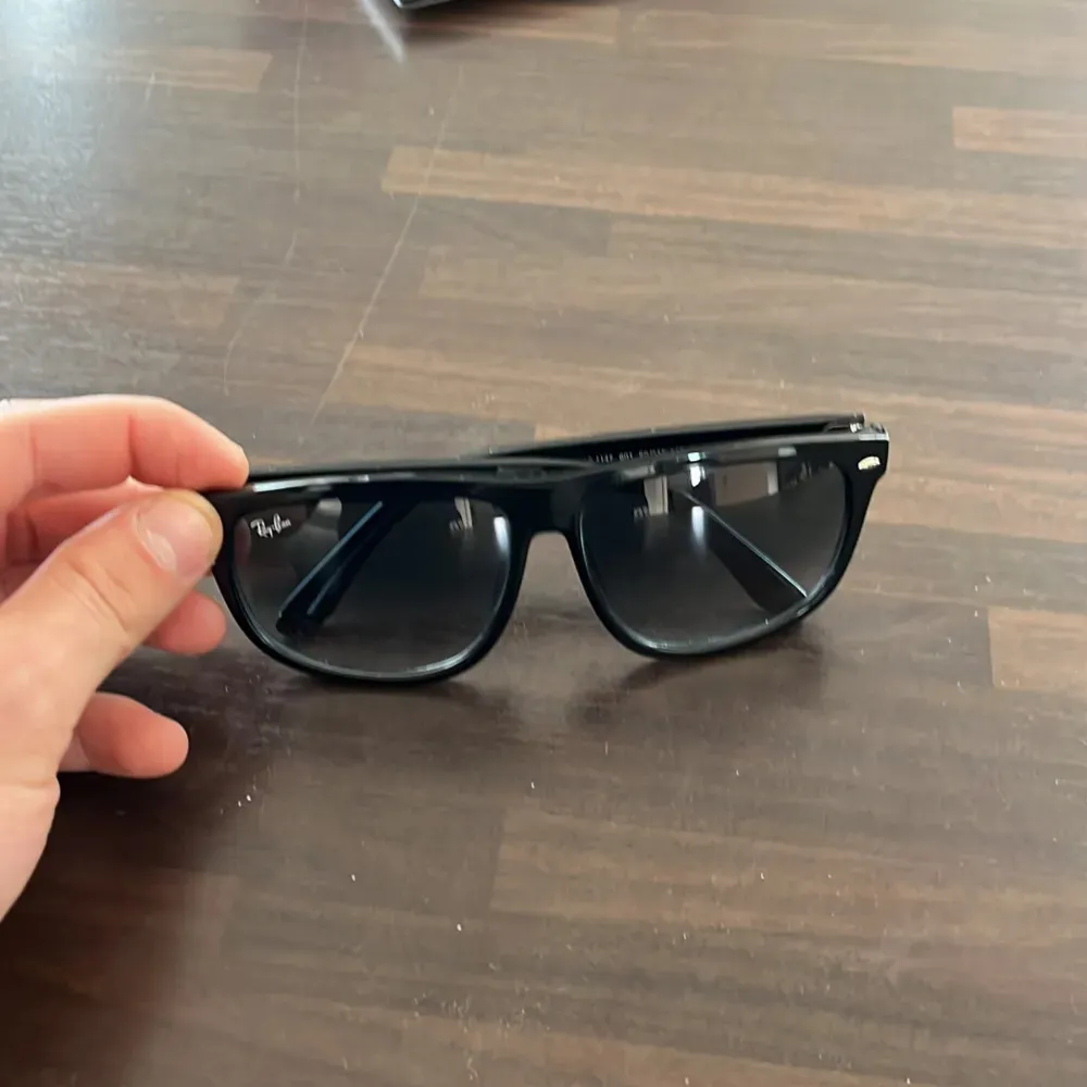 Ett par svarta ray ban solglasögon 🕶️| Storlek M | Kondition 8/10 använda den här sommaren | Skriv vid intresse 🤝🏼. Övrigt.