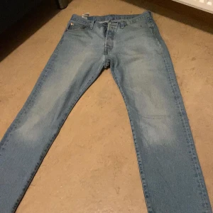 Levis 501 - Levis 501, regular fit. Bra skick. Sparsamt använda. Ba skriva ifall du har frågor eller funderingar :)
