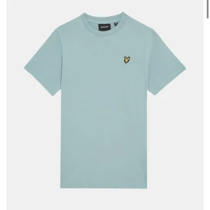 Turkos Lyle & scott T-shirt  - Säljer denna fräscha Lyle & Scott T-shirt eftersom den aldrig används🩵 köpt för 300kr och säljer den för 150kr😊släng iväg ett meddelande om du undrar något✌🏼