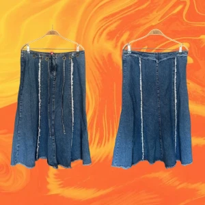 JEANSKJOL - Lång jeanskjol med fina detaljer. Snyggt att ha över ett par jeans. 