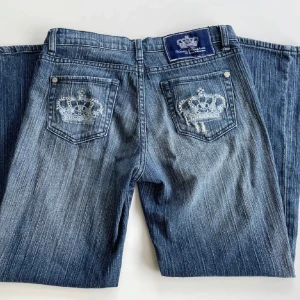 Victoria Beckham jeans - Sjukt snygga jeans som är sparsamt använda, säljer på grund av att jag ej får någon användning av de. Midjemått rakt över 34 cm, innerbenslängd 64. Hör av dig vid fler frågor eller bilder!!💗💗