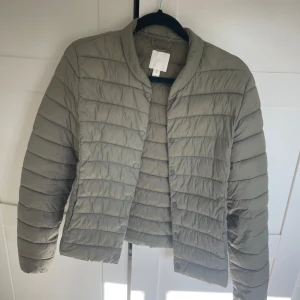 Grön dunjacka - Superfin grön dunjacka från hm! Perfekt till hösten🙌🏼 Storlek 34 men passar mig som 36 också 