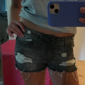Jeans shorts - Gråa jeans shorts med slitningar🔥🔥storlek 40 men skulle mer säga en 38