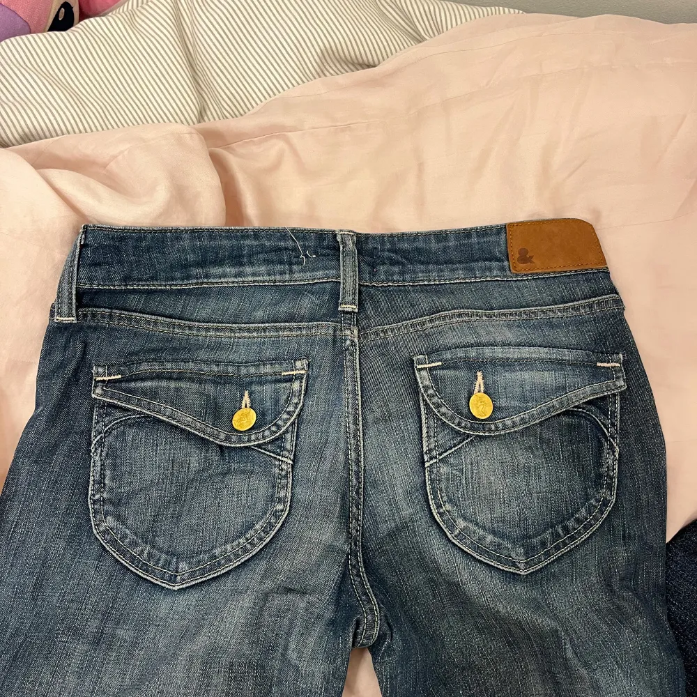 fina lågmidjade jeans i jättebra skick säljer då dom inte kommer till användning, skriv för mer frågor eller bilder🩷. Jeans & Byxor.