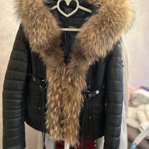 Jacka med äkta päls! - jackan är bra skick , passar storlek S och M. Jackan kommer från ett rökfritt hem! 🌼