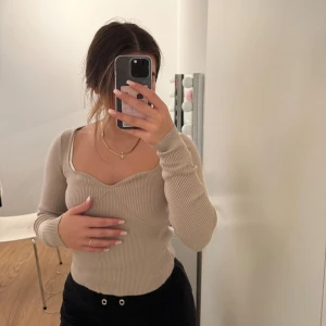 Stickad tröja från H&M strl S - En så fin beige tröja från H&M som jag glömt och använda och är helt ny! 