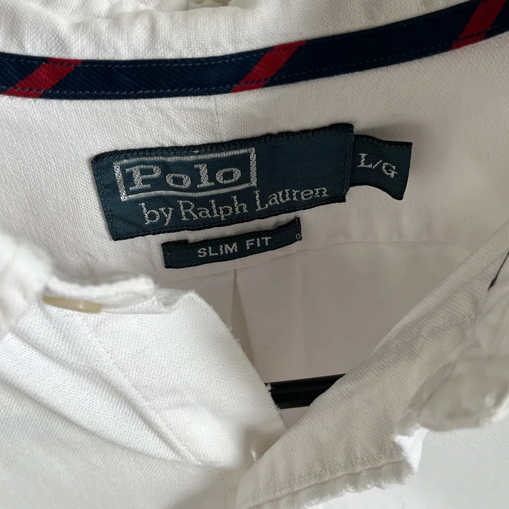 Hej, säljer nu denna skit snygga ralph lauren skjortan i en fin vit färg. Skjortan är i storlek L och nyskick! Hör av er vid frågor eller liknande 😁 . Skjortor.