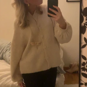 En beige stickad kofta - En beige stickad kofta med söta knappar. Super mysig. Den e använd så den är tyvärr knopprig. I storlek S