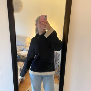 Stickad tröja  - Jättefin stickad tröja från Vila som är köpt på jeansbolaget. Endast använd en gång, nyskick! Köpt för 550kr