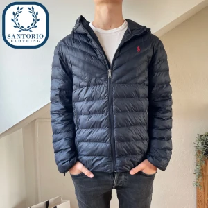 Ralph Lauren Dunjacka  - Riktigt snygg slutsåld Ralph lauren jacka som är perfekt inför hösten/vintern! Skick: 9,5/10, Storlek M/L, Han på bilden är 175cm/70kg (lite för stor). Nypris: 4,4k. Skriv vid frågor eller funderingar👍💬