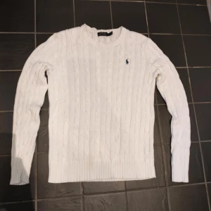 Vit stickad Ralph Lauren sweater - Säljer en vit kabelstickad Ralph Lauren tröja perfekt nu till höst eller vinter. Tröjan är i storlek S men passar även Xs och är i Nyskick utan spår av användning. Nypris ligger runt 2000. Skriv vid minsta fundering!