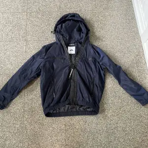 Snygg j.lindeberg windbreaker skick 10/10 nästan aldrig använd. Köpt för 3000 från en j.lindeberg affär. Nypris:3000 mitt pris:1500⭐️