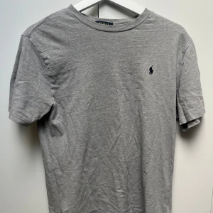ralph lauren t-shirt - det är en fin grå polo tisha som inte har använts så mycket i mitt ägo. skick 7/10 