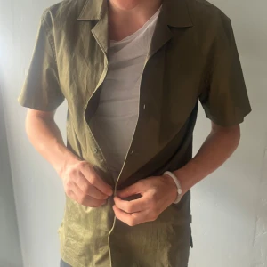 Snygg grön skjorta - Superfin kortärmad grön skjorta som knappt är använd. 