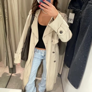 Trenchcoat  - Superfin trenchcoat från weekday. Fint skick, men finns tecken på användning. Storlek s