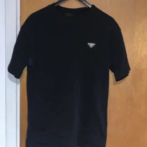 prada t-shirt  - Hej jag säljer en svart prada t-shirt som jag inte har användning för längre 🌴