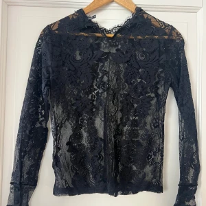 Spetstopp🖤 - En snygg svart spetstopp från only🖤Är i strl 38 men sitter bra på mig som i vanliga fall är S.✨