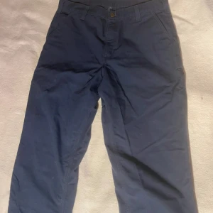 Marinblå carhartt - Typ aldrig använda, de är bra kvalitet och lite tjockare i materialet 