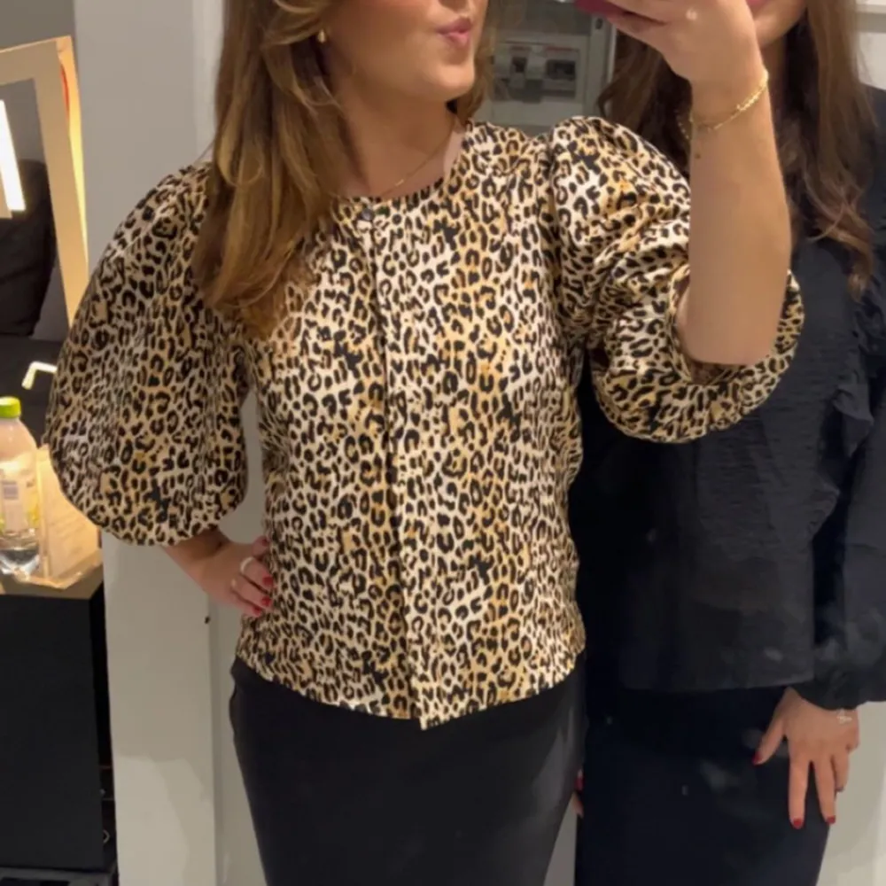 Leopardmönstrad blus från Zara🐆💕 Använd 2 gånger bara så den är i superfint skick!! Stl s😙. Blusar.