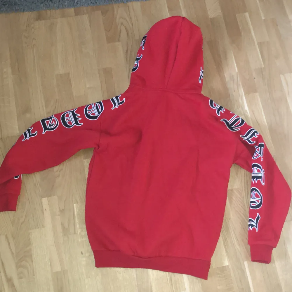 Helt ny, har beställt fel storlek. Den är i bra skick 9-10. Hoodies.