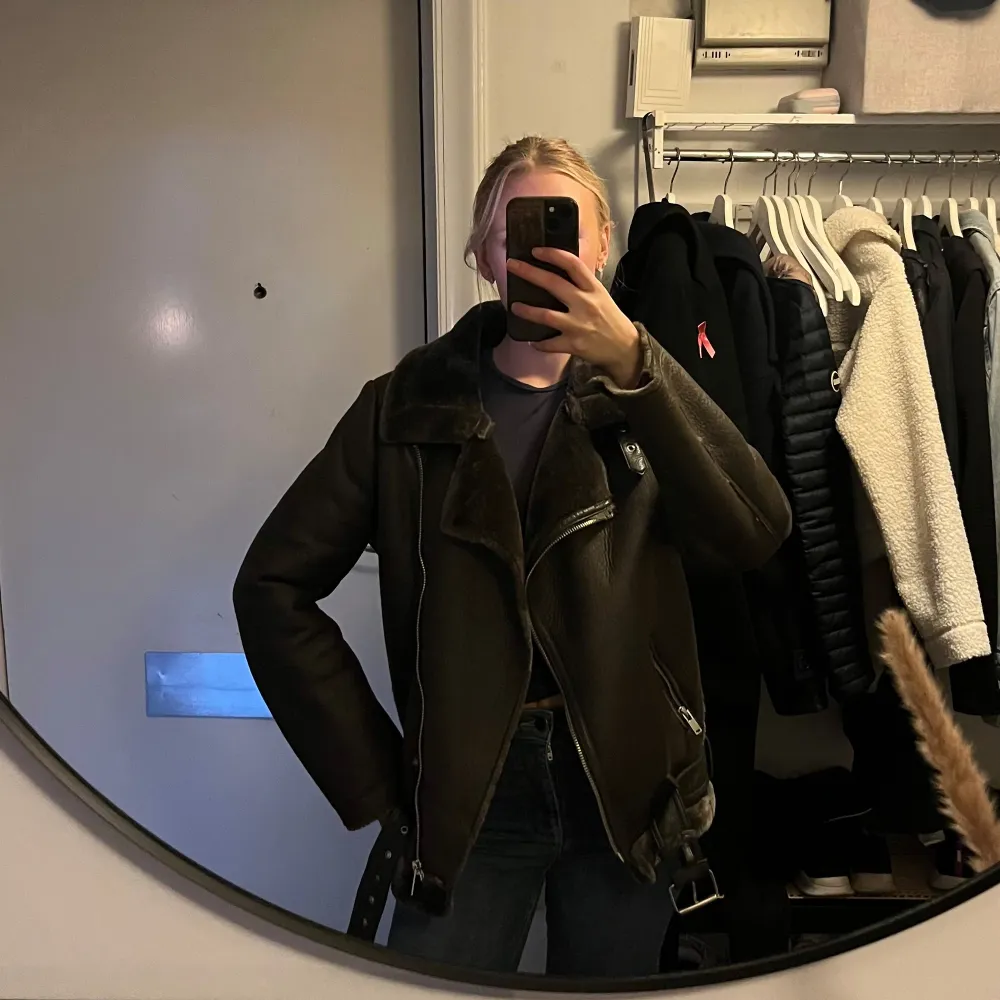 Säljer en snygg svart skinnjacka från Zara Woman. Perfekt för höst och vinter, den är både stilren och såå varm. 🤎🍂🍂Såååå skön och snygg!!!. Takit.