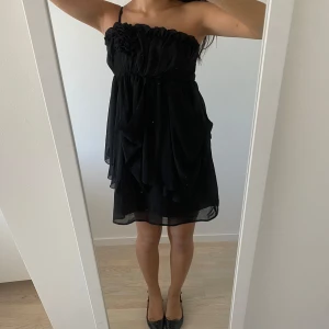 Svart cocktailklänning  - Ena bandet är sönder men så fint å ha oneshoulder eller off shoulder