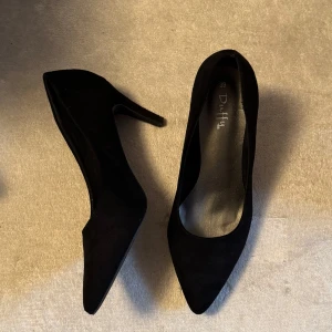 Skor - Fina klackskor från Duffy i storlek 39. Säljer då jag köpte fel storlek. De är endast provade.  Tror att klackhöjden är 5 cm.